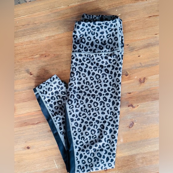Stylish Gray Leopard Print Leggings - Picture 5 of 10
